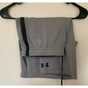 Tag # - 39 - Under Armour men’s large gray mesh shorts